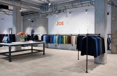 Witte spanningsrail kledingwinkel Joe Merino