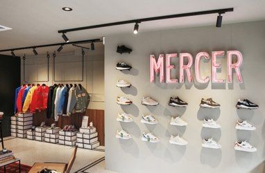 Zwarte railverlichting in kledingwinkel Mercer